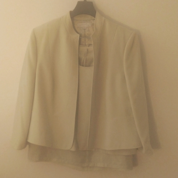 3 piece - Avocado Green suit. Gorgeous & beautiful inside lining --Tahari - Picture 1 of 6
